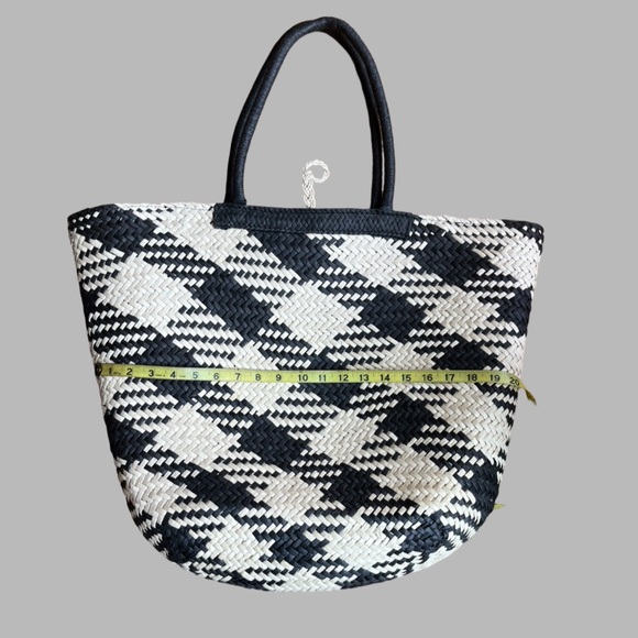 Chic Black and White Woven Tote Bag - Picture 9 of 15